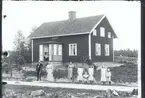 Familjen Petersson framför huset 1916.