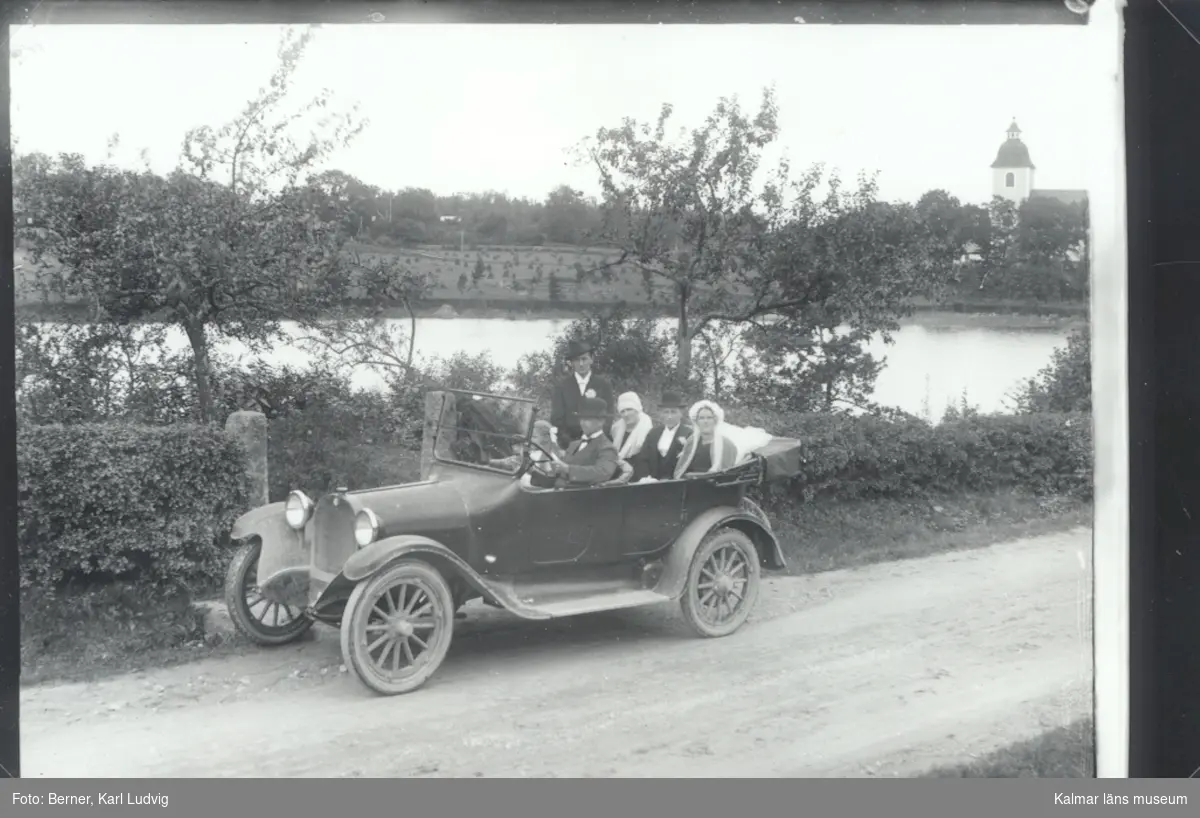 Gunvor Fransén från Blankaholm på utflykt med bil 1920.