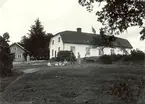 Gård med Smedserum 1914. Huset är uppfört med putsad fasad och Valmat mansardtak.