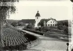 Hjorteds kyrka och skola. Trädgården till vänster tillhörde sjukhemmet.