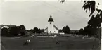 Hjorteds kyrka, uppförd 1775-558, med kyrkogården i förgrunden.