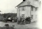 Lebo gård med byggnader och bilar 1922. Till vänster en 1910 tals T-Ford och M314 en N.A.G 1913 registrerad på Ragnar Rasmusson Lund.