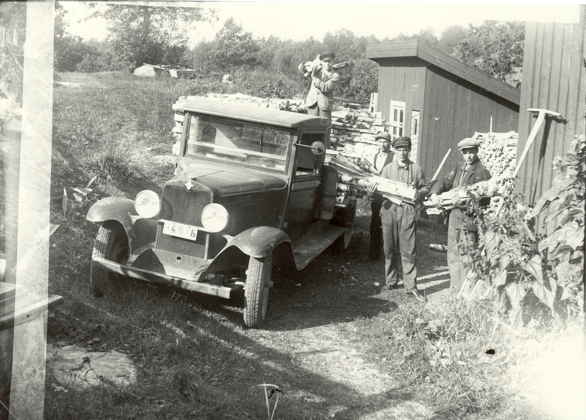 Sigurd Andersson och medhjälpare lastar ved i Solstaström 1931. 1930 Chevrolet lastbil.