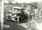 Sigurd Andersson och medhjälpare lastar ved i Solstaström 1931. 1930 Chevrolet lastbil.