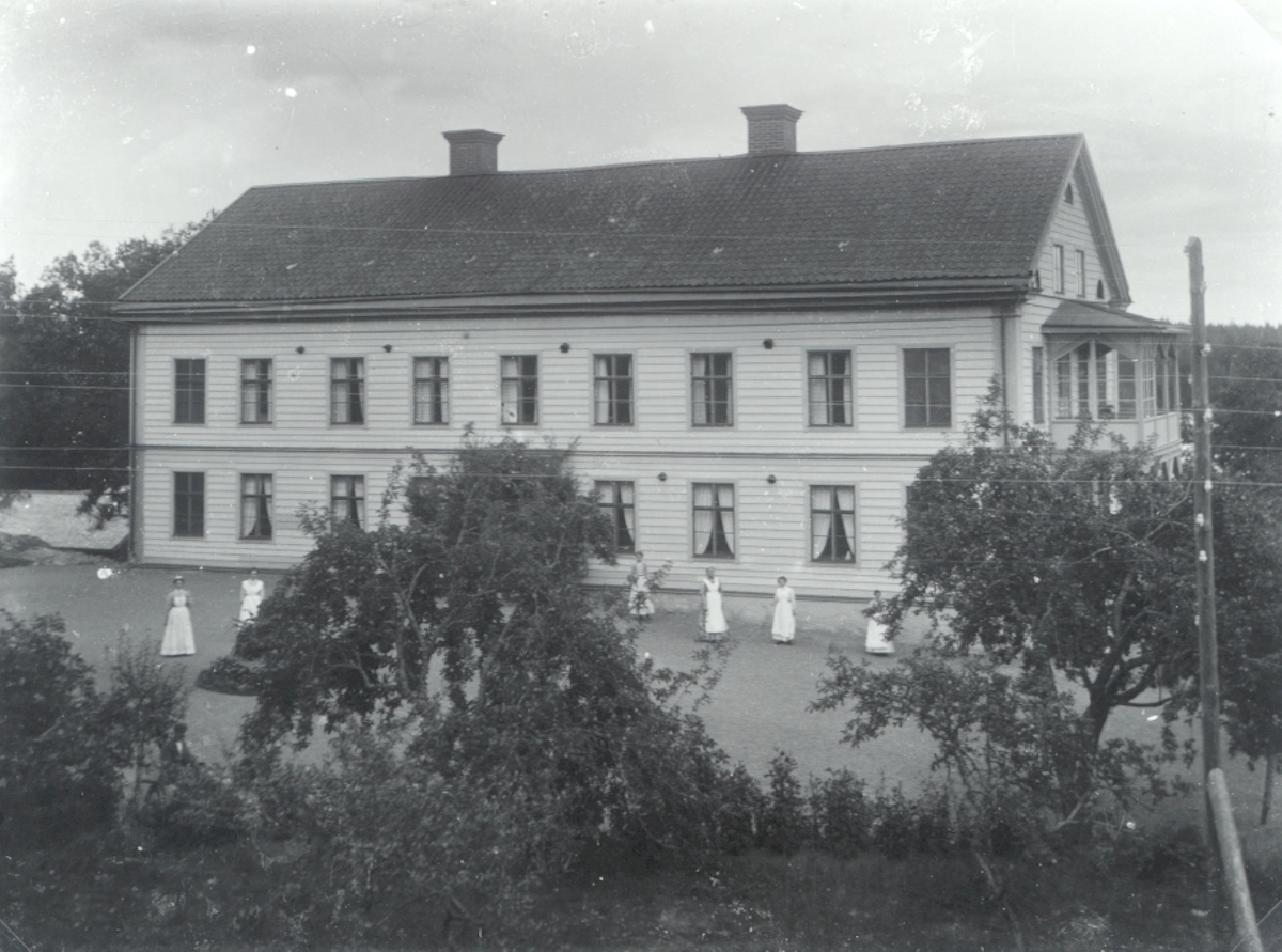 Sjukhemmet i Hjorted mitt emot skolhuset/församlingshemmet.