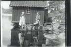 Bykning av kläder vid Hvilan 1935.
 Agda och Ebba slår vatten och smuts ur de bykta plaggen. Sjön ger möjlighet att skölja ordentligt.
Agda Blomquist och Ebba Hallberg med dottern Ruth.