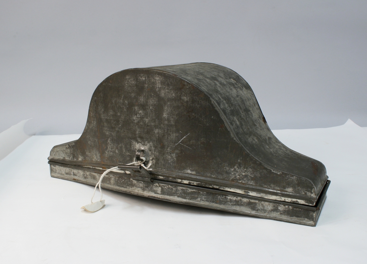 Hatten har nasjonalkokarde, krampe og besetning av possementsarbeid i gull.