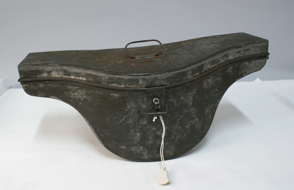 Hatten har nasjonalkokarde, krampe og besetning av possementsarbeid i gull.