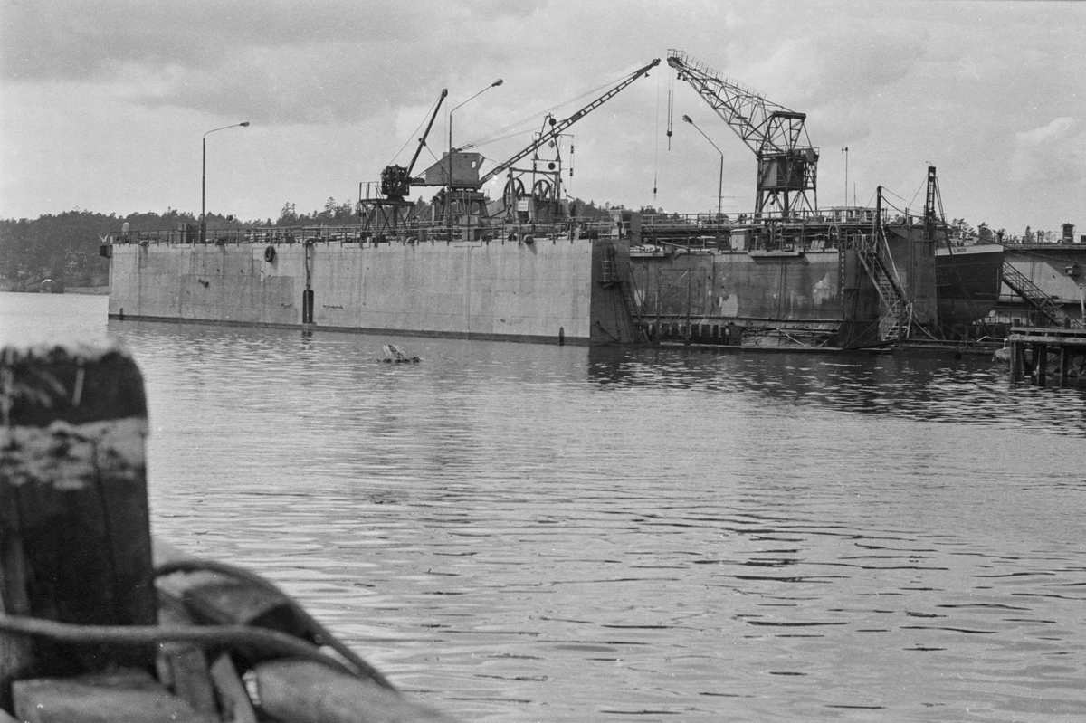Ekensbergs varv 1970. Varvskranar och flytdocka. Längst t h i stora dockan skymtar stäven på fartyget LINDÖ.