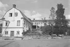 Ekensbergs varv 1970. Varvskontoret, inrymt i vad som varit Ekensbergs värdshus. På höjden i bakgrunden ritkontoret.