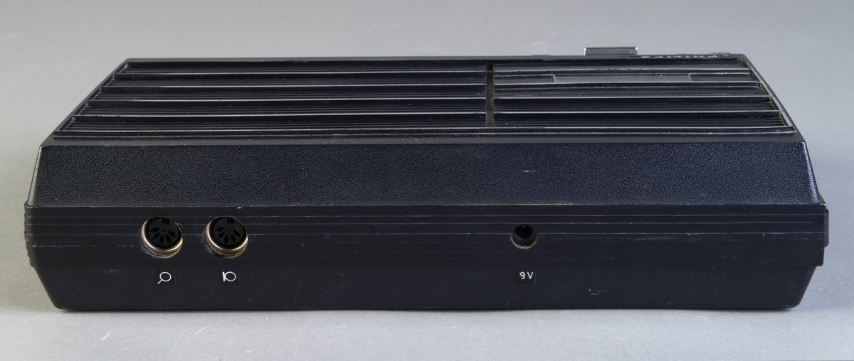 Kasettspiller med radio og tilhørende mikrofon (henholdsvis FTT.53948.01 og FTT.53948.02) fra Philips.
Kasettspilleren med radio er svart med detaljer i sølvfarge. Den er laget av plast og metall. Området for knapper og radio er sølvfarget. Knappene til kasettspilleren er sølv, svart og rød. For volum, lyd og tuning er det sølvfargede hjul. Kasettspilleren kan gå både på batteri og på strøm. Det er rom for batteri er på undersiden, mens uttak for strøm er bak på spilleren. Det er også to andre uttak på baksiden.
Mikrofonen ligger i en pappeske. På esken er det bilde av en mikrofon med en person som spiller xylofon i bakgrunnen. Mikrofonen er grå, sølvfarget og svart. Den er laget av metall og plast. på toppen er det et metallgitter. Ledningen til mikrofonen er svart. Det følger også med en "hette" til mikrofonen i svart skumgummi, samt et stativ i metall.