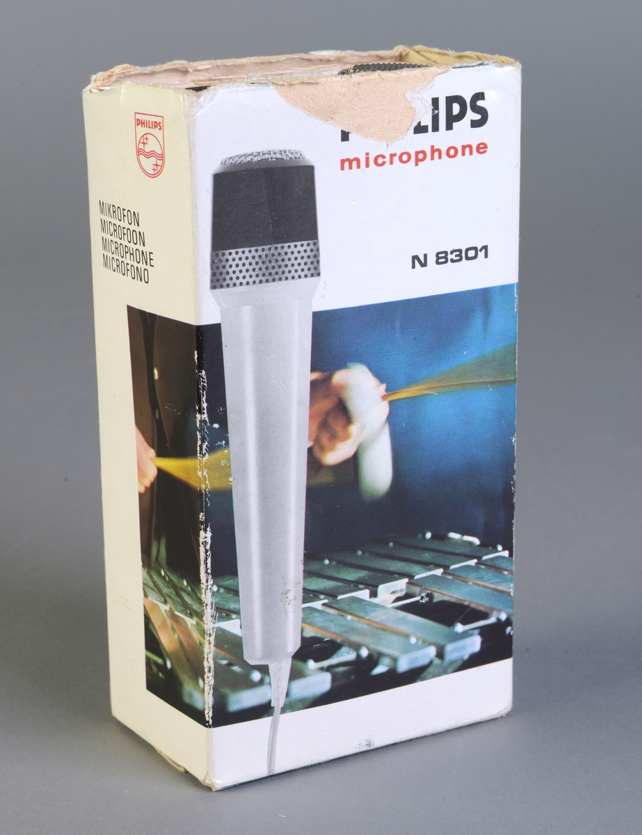 Kasettspiller med radio og tilhørende mikrofon (henholdsvis FTT.53948.01 og FTT.53948.02) fra Philips.
Kasettspilleren med radio er svart med detaljer i sølvfarge. Den er laget av plast og metall. Området for knapper og radio er sølvfarget. Knappene til kasettspilleren er sølv, svart og rød. For volum, lyd og tuning er det sølvfargede hjul. Kasettspilleren kan gå både på batteri og på strøm. Det er rom for batteri er på undersiden, mens uttak for strøm er bak på spilleren. Det er også to andre uttak på baksiden.
Mikrofonen ligger i en pappeske. På esken er det bilde av en mikrofon med en person som spiller xylofon i bakgrunnen. Mikrofonen er grå, sølvfarget og svart. Den er laget av metall og plast. på toppen er det et metallgitter. Ledningen til mikrofonen er svart. Det følger også med en "hette" til mikrofonen i svart skumgummi, samt et stativ i metall.