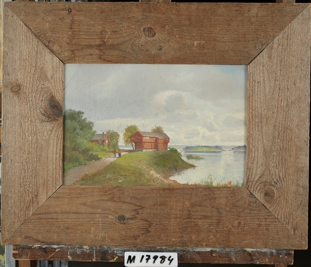 Oljemålning på papp.
Landskap visande en rödfärgad högloftsstuga  jämte en mindre stuga med hög skorsten. På vägen som leder dit går en gubbe och en gumma. Husen är romantiskt belägna vid en stor sjö.