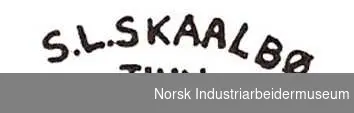 Knivstell laget av Sondre Larsen Skålbø. Skaftet er rett og laget av risnute, bjørk. Slira er laget av lær og er rett i formen. 