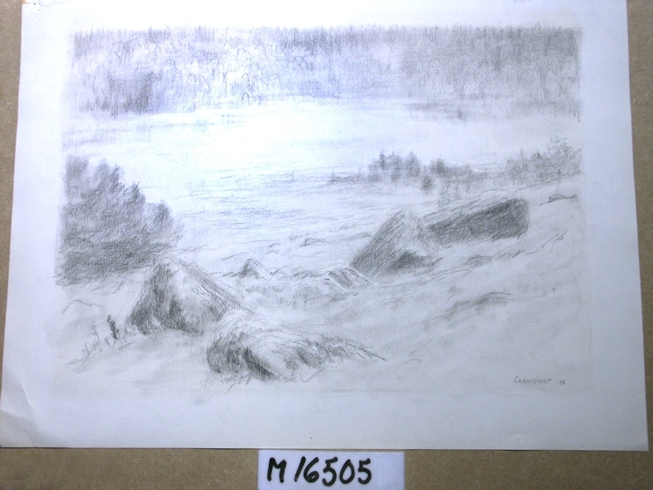 Blyertsteckning.
Dimma över vägen. I förgrunden stenar på sluttning ner mot 
dalgången, där dimman ligger tät. I bakgrunden skogbevuxen 
höjd.

Inskrivet i huvudbok 1958.
Montering/Ram: Ej inramad