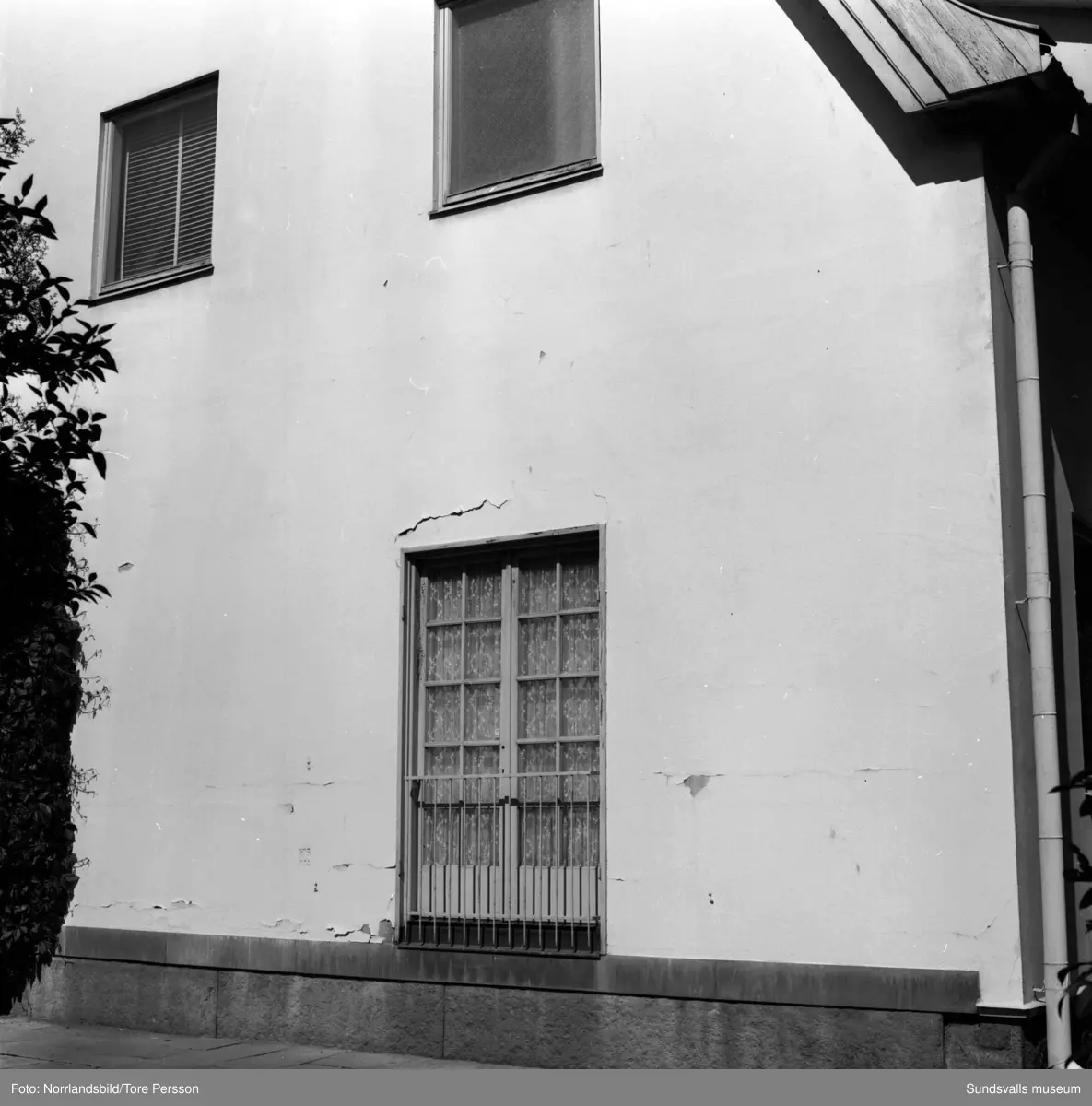 Exteriörbilder med fasaddetaljer på fastigheten på Esplanaden 25, i hörnet av Östra Långgatan. Skador och sprickor i putsen.