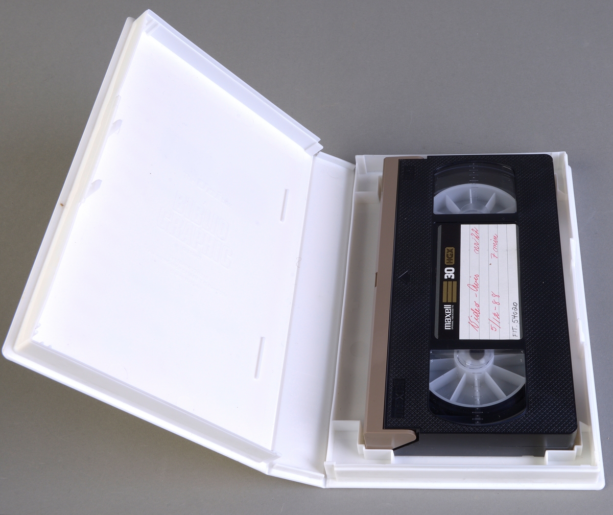 18 videokassetter i hvite plastetui. Kassettene inneholder "Video-Aviser" fra BS fra 1986 til 1989. Samlingen er ikke komplett. For innhold se "Andre opplysninger".
Etuiene har plastlommer der det er lagt inn papir med trykk. På forsiden står det skrevet "Video-Avis" og nummeret, mens det på baksiden står skrevet hva kassettene inneholder. Teksten er rammet inn av gule og røde striper, og det er bilde av hvite dyr på ulik fargebakgrunn.