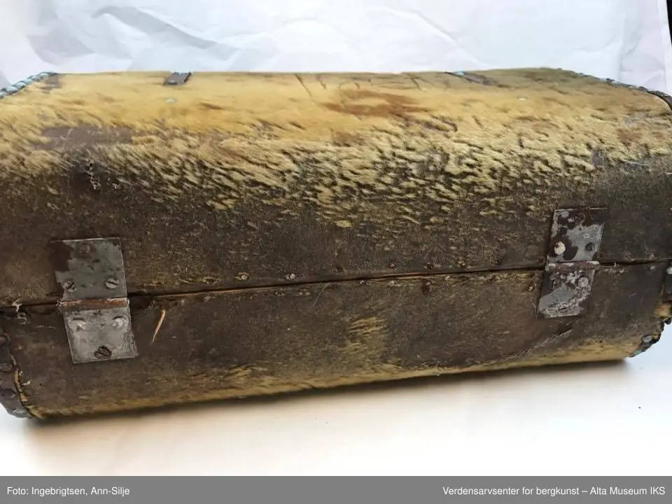 Kofferten er avlang og avrundet med hengslet skilleplate. Kofferten er kantet med lær som er naglet fast. De fleste av naglene er irret. På hver side av håndtakene er det smale lærstropper med spenner. Håndtakene består av tvunnet tau trukket med lær.