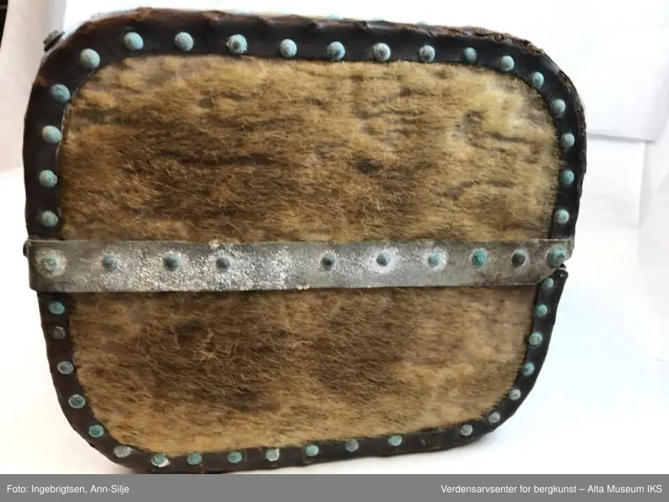 Kofferten er avlang og avrundet med hengslet skilleplate. Kofferten er kantet med lær som er naglet fast. De fleste av naglene er irret. På hver side av håndtakene er det smale lærstropper med spenner. Håndtakene består av tvunnet tau trukket med lær.