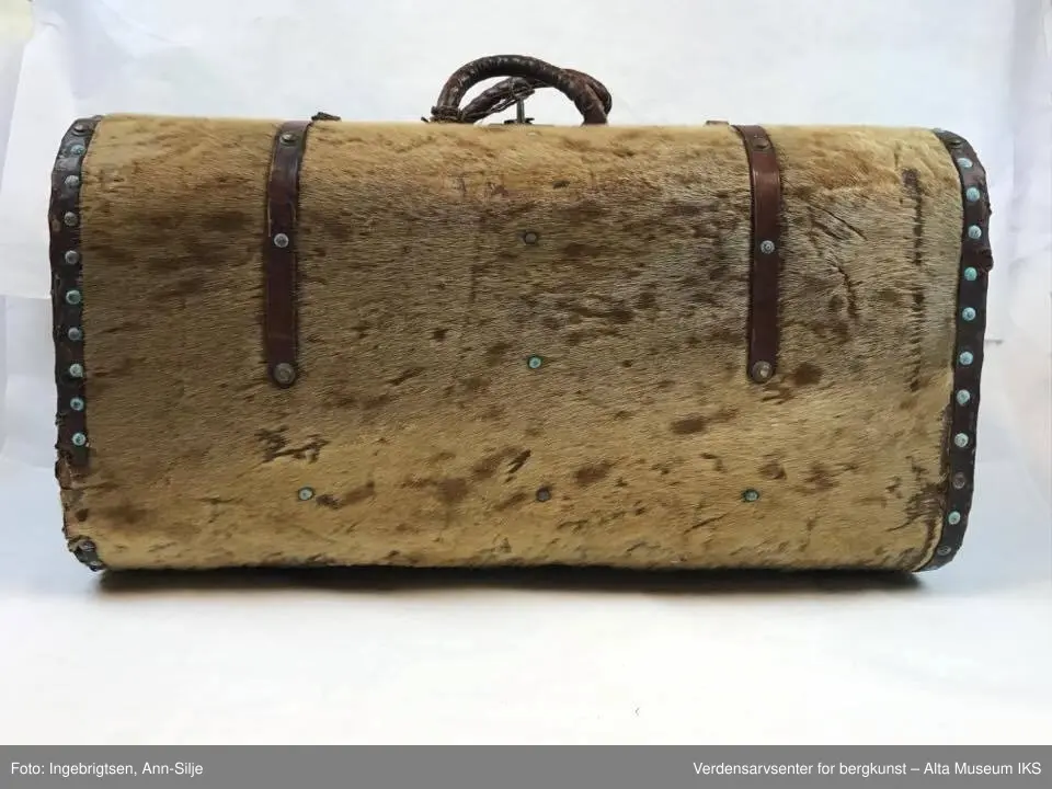 Kofferten er avlang og avrundet med hengslet skilleplate. Kofferten er kantet med lær som er naglet fast. De fleste av naglene er irret. På hver side av håndtakene er det smale lærstropper med spenner. Håndtakene består av tvunnet tau trukket med lær.