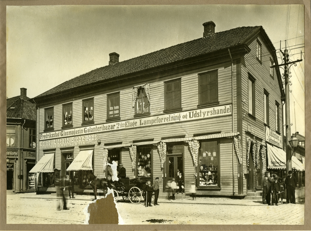 Hjørnegården ved Torvet

Fredriksstad Glasmagasin og Galanteribazar
- Fredrikstad Glassmagasin

Torvet 1 (Stortorvet 1)

Stortorvet

Th. B. Ericksen gullsmed

Bruunegården

Nedre Torvestrede

Hestetransport

Hestedrosje