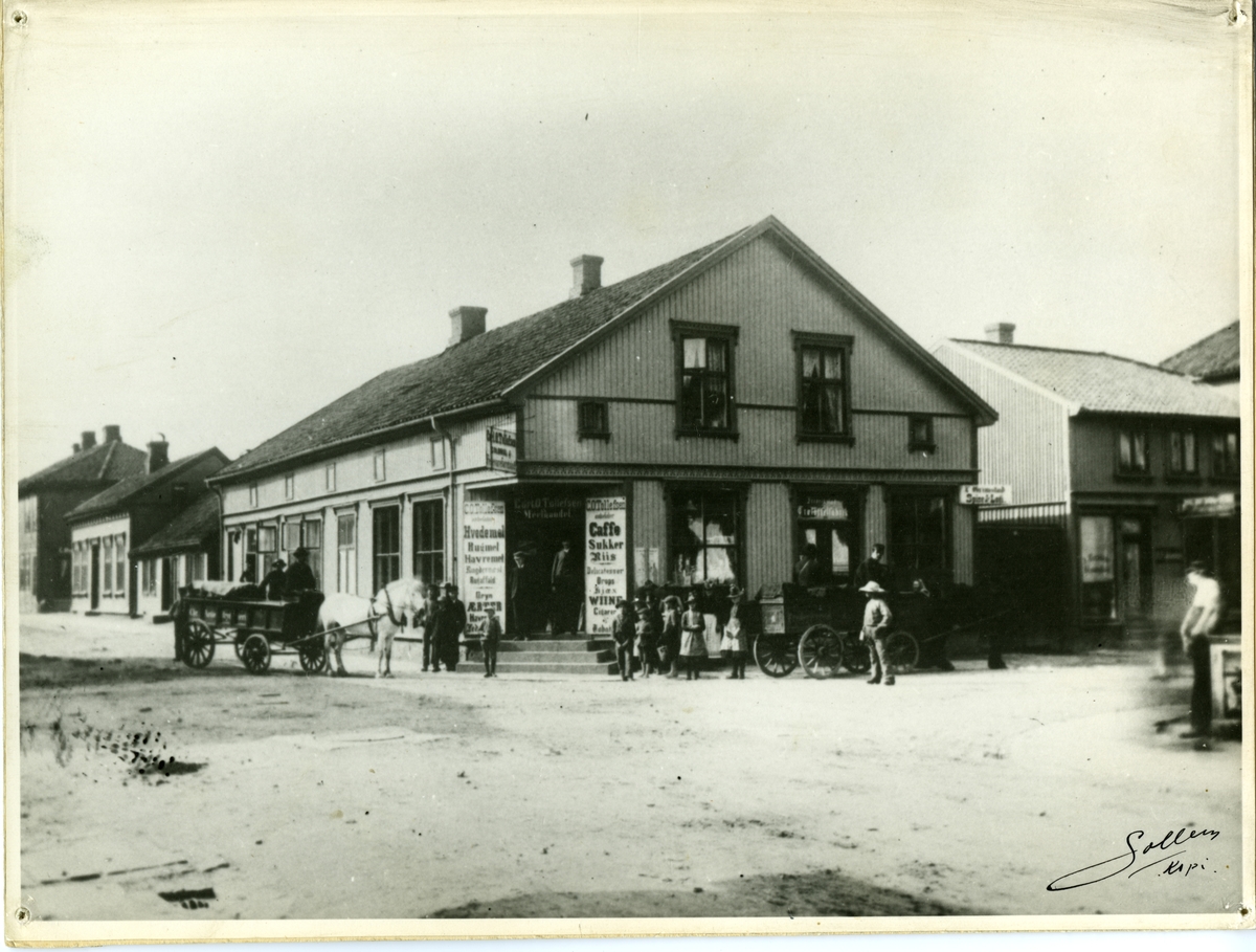 Farmannsgaten 1 (tidligere Bakgaten 1), høyre bildekant
-  Glade Hjørne. 
- Nygaardsgaten 53-55-57. 

Bakgaten / Farmannsgaten
- C. O. Tellefsen kolonialforretning
- Senere Hønstvets kolonialforretning

Bakgaten 1

Gatemiljø