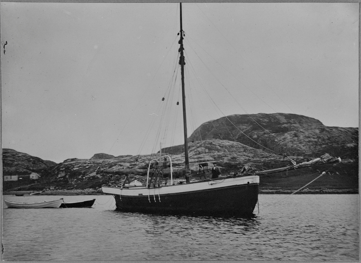 Skøyta "Duen" med eier Fauskan Hans ombord.