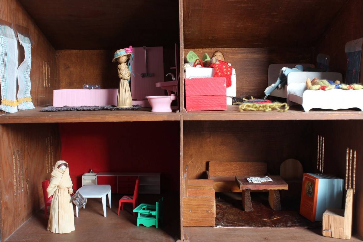 Gitt av Torill Lerdalen Hùser april 2015 til Anno Museum avdeling Kvinnemuseet. 
Dukkehuset er stort og i tre. Det har vinduer på sidene og åpen front. Består av diverse tilbehør og dukkesett. Totalt: 5 senger, bad, ei krybbe, 7 smådukker, sofa og stuemøblement, spisestue og kjøkken deler. Diverse små strikkede plagg og tepper. Hjemmesydde gardiner til vinduene. Det bærer preg av å inneholde møbler og leker fra fem tiår, og tre generasjoner som har lekt med dukkehuset. 

Hele historien som følger er skrevet ned av Torill selv bak på dukkehuset. Dukkehuset fikk Torill av sin far julen 1957 (Far: Halvard Lerdalen f.06/12.1916 Austvatn i Nord-Odal - 18.03.2010 Sand i Nord-Odal). Faren har laget dette selv. Torill ble kjempe glad når hun fikk dukkehuset. Hun hadde ønsket seg det lenge. Syntes det var så fint. Noen av møblene inne i dukkehuset har Torill snekret selv inne på sin fars verksted (Nærum Snekkerverksted, Sand i Nord-Odal). Dette er blant annet en spisestue med benk, sofa og skap. Dette snekret Torill når hun var 11 år i farens snekkerverksted. Det runde bordet med stoler i dukkehuset har Torill kjøpt for "hardt oppsparte penger". Det er kjøpt i Oslo, da Torill var hos tante Margit Otilie (Fars søster).
Torill skriver bak på dukkehuset: "Mye historie i disse gamle leker. Da var alt enkelt, og vi tok godt vare på det vi hadde. Penger var det lite av. 3/2-2013 signert Torill".
Fra undersiden av dukkehuset står det skrevet: Tonje Hùser (f.9/4.1971) også har lekt med huset. Likeså Tonjes døtre Amalie (22.04.21997) og Andrea (13.11.2003).