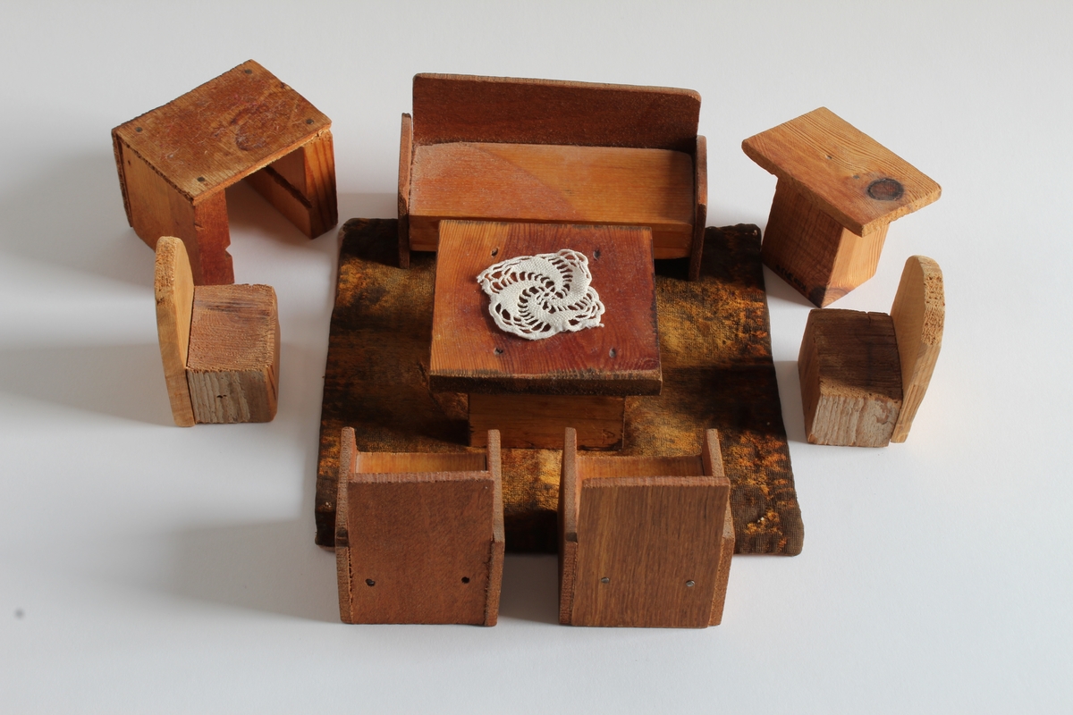 Gitt av Torill Lerdalen Hùser april 2015 til Anno Museum avdeling Kvinnemuseet. 
Dukkehuset er stort og i tre. Det har vinduer på sidene og åpen front. Består av diverse tilbehør og dukkesett. Totalt: 5 senger, bad, ei krybbe, 7 smådukker, sofa og stuemøblement, spisestue og kjøkken deler. Diverse små strikkede plagg og tepper. Hjemmesydde gardiner til vinduene. Det bærer preg av å inneholde møbler og leker fra fem tiår, og tre generasjoner som har lekt med dukkehuset. 

Hele historien som følger er skrevet ned av Torill selv bak på dukkehuset. Dukkehuset fikk Torill av sin far julen 1957 (Far: Halvard Lerdalen f.06/12.1916 Austvatn i Nord-Odal - 18.03.2010 Sand i Nord-Odal). Faren har laget dette selv. Torill ble kjempe glad når hun fikk dukkehuset. Hun hadde ønsket seg det lenge. Syntes det var så fint. Noen av møblene inne i dukkehuset har Torill snekret selv inne på sin fars verksted (Nærum Snekkerverksted, Sand i Nord-Odal). Dette er blant annet en spisestue med benk, sofa og skap. Dette snekret Torill når hun var 11 år i farens snekkerverksted. Det runde bordet med stoler i dukkehuset har Torill kjøpt for "hardt oppsparte penger". Det er kjøpt i Oslo, da Torill var hos tante Margit Otilie (Fars søster).
Torill skriver bak på dukkehuset: "Mye historie i disse gamle leker. Da var alt enkelt, og vi tok godt vare på det vi hadde. Penger var det lite av. 3/2-2013 signert Torill".
Fra undersiden av dukkehuset står det skrevet: Tonje Hùser (f.9/4.1971) også har lekt med huset. Likeså Tonjes døtre Amalie (22.04.21997) og Andrea (13.11.2003).