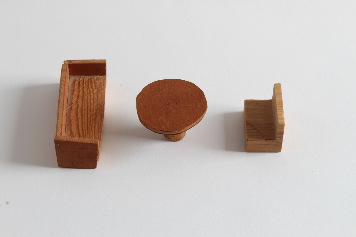 Gitt av Torill Lerdalen Hùser april 2015 til Anno Museum avdeling Kvinnemuseet. 
Dukkehuset er stort og i tre. Det har vinduer på sidene og åpen front. Består av diverse tilbehør og dukkesett. Totalt: 5 senger, bad, ei krybbe, 7 smådukker, sofa og stuemøblement, spisestue og kjøkken deler. Diverse små strikkede plagg og tepper. Hjemmesydde gardiner til vinduene. Det bærer preg av å inneholde møbler og leker fra fem tiår, og tre generasjoner som har lekt med dukkehuset. 

Hele historien som følger er skrevet ned av Torill selv bak på dukkehuset. Dukkehuset fikk Torill av sin far julen 1957 (Far: Halvard Lerdalen f.06/12.1916 Austvatn i Nord-Odal - 18.03.2010 Sand i Nord-Odal). Faren har laget dette selv. Torill ble kjempe glad når hun fikk dukkehuset. Hun hadde ønsket seg det lenge. Syntes det var så fint. Noen av møblene inne i dukkehuset har Torill snekret selv inne på sin fars verksted (Nærum Snekkerverksted, Sand i Nord-Odal). Dette er blant annet en spisestue med benk, sofa og skap. Dette snekret Torill når hun var 11 år i farens snekkerverksted. Det runde bordet med stoler i dukkehuset har Torill kjøpt for "hardt oppsparte penger". Det er kjøpt i Oslo, da Torill var hos tante Margit Otilie (Fars søster).
Torill skriver bak på dukkehuset: "Mye historie i disse gamle leker. Da var alt enkelt, og vi tok godt vare på det vi hadde. Penger var det lite av. 3/2-2013 signert Torill".
Fra undersiden av dukkehuset står det skrevet: Tonje Hùser (f.9/4.1971) også har lekt med huset. Likeså Tonjes døtre Amalie (22.04.21997) og Andrea (13.11.2003).