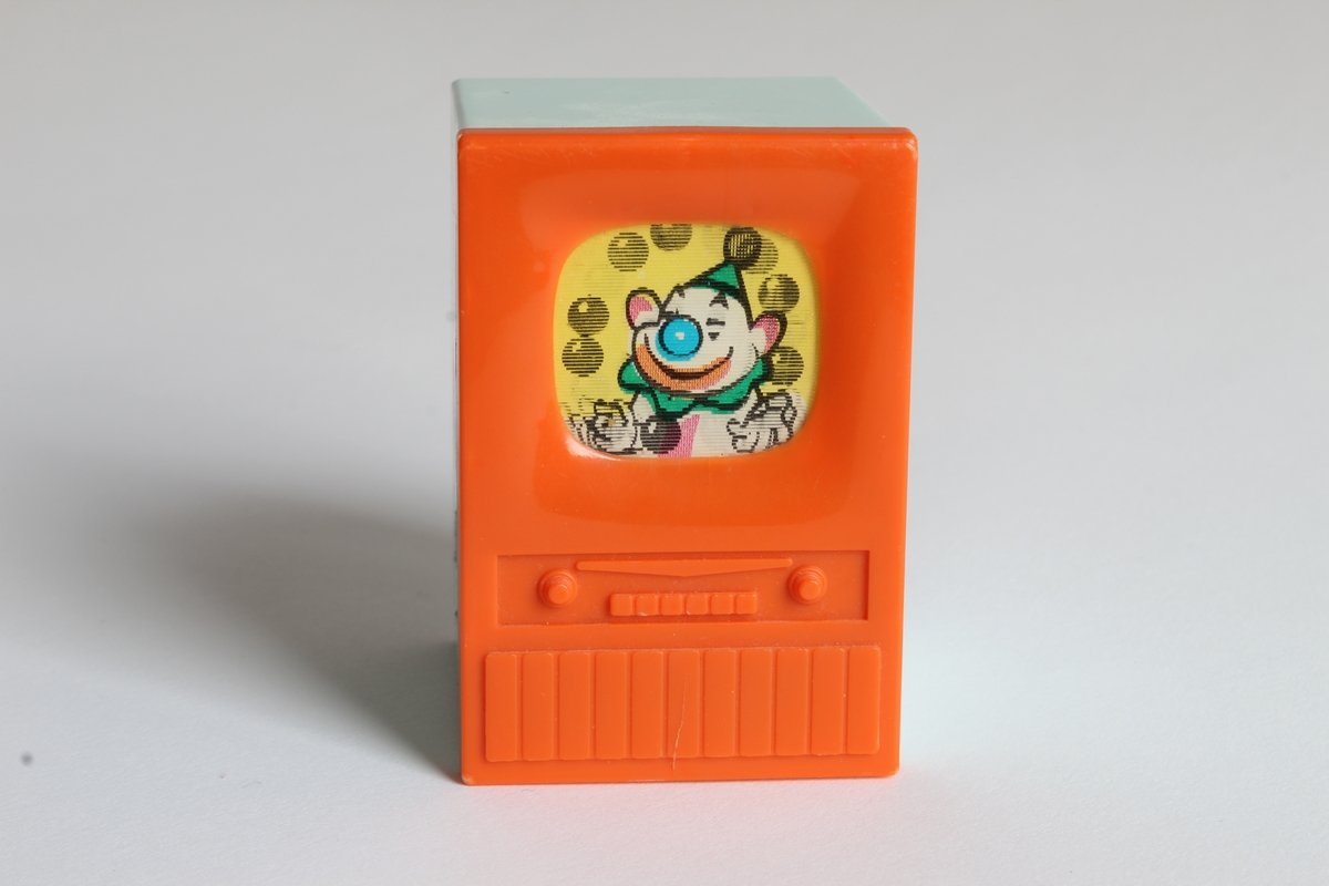 Gitt av Torill Lerdalen Hùser april 2015 til Anno Museum avdeling Kvinnemuseet. 
Dukkehuset er stort og i tre. Det har vinduer på sidene og åpen front. Består av diverse tilbehør og dukkesett. Totalt: 5 senger, bad, ei krybbe, 7 smådukker, sofa og stuemøblement, spisestue og kjøkken deler. Diverse små strikkede plagg og tepper. Hjemmesydde gardiner til vinduene. Det bærer preg av å inneholde møbler og leker fra fem tiår, og tre generasjoner som har lekt med dukkehuset. 

Hele historien som følger er skrevet ned av Torill selv bak på dukkehuset. Dukkehuset fikk Torill av sin far julen 1957 (Far: Halvard Lerdalen f.06/12.1916 Austvatn i Nord-Odal - 18.03.2010 Sand i Nord-Odal). Faren har laget dette selv. Torill ble kjempe glad når hun fikk dukkehuset. Hun hadde ønsket seg det lenge. Syntes det var så fint. Noen av møblene inne i dukkehuset har Torill snekret selv inne på sin fars verksted (Nærum Snekkerverksted, Sand i Nord-Odal). Dette er blant annet en spisestue med benk, sofa og skap. Dette snekret Torill når hun var 11 år i farens snekkerverksted. Det runde bordet med stoler i dukkehuset har Torill kjøpt for "hardt oppsparte penger". Det er kjøpt i Oslo, da Torill var hos tante Margit Otilie (Fars søster).
Torill skriver bak på dukkehuset: "Mye historie i disse gamle leker. Da var alt enkelt, og vi tok godt vare på det vi hadde. Penger var det lite av. 3/2-2013 signert Torill".
Fra undersiden av dukkehuset står det skrevet: Tonje Hùser (f.9/4.1971) også har lekt med huset. Likeså Tonjes døtre Amalie (22.04.21997) og Andrea (13.11.2003).