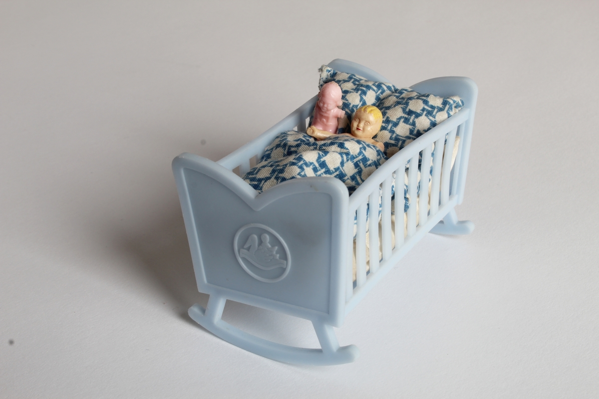 Gitt av Torill Lerdalen Hùser april 2015 til Anno Museum avdeling Kvinnemuseet. 
Dukkehuset er stort og i tre. Det har vinduer på sidene og åpen front. Består av diverse tilbehør og dukkesett. Totalt: 5 senger, bad, ei krybbe, 7 smådukker, sofa og stuemøblement, spisestue og kjøkken deler. Diverse små strikkede plagg og tepper. Hjemmesydde gardiner til vinduene. Det bærer preg av å inneholde møbler og leker fra fem tiår, og tre generasjoner som har lekt med dukkehuset. 

Hele historien som følger er skrevet ned av Torill selv bak på dukkehuset. Dukkehuset fikk Torill av sin far julen 1957 (Far: Halvard Lerdalen f.06/12.1916 Austvatn i Nord-Odal - 18.03.2010 Sand i Nord-Odal). Faren har laget dette selv. Torill ble kjempe glad når hun fikk dukkehuset. Hun hadde ønsket seg det lenge. Syntes det var så fint. Noen av møblene inne i dukkehuset har Torill snekret selv inne på sin fars verksted (Nærum Snekkerverksted, Sand i Nord-Odal). Dette er blant annet en spisestue med benk, sofa og skap. Dette snekret Torill når hun var 11 år i farens snekkerverksted. Det runde bordet med stoler i dukkehuset har Torill kjøpt for "hardt oppsparte penger". Det er kjøpt i Oslo, da Torill var hos tante Margit Otilie (Fars søster).
Torill skriver bak på dukkehuset: "Mye historie i disse gamle leker. Da var alt enkelt, og vi tok godt vare på det vi hadde. Penger var det lite av. 3/2-2013 signert Torill".
Fra undersiden av dukkehuset står det skrevet: Tonje Hùser (f.9/4.1971) også har lekt med huset. Likeså Tonjes døtre Amalie (22.04.21997) og Andrea (13.11.2003).