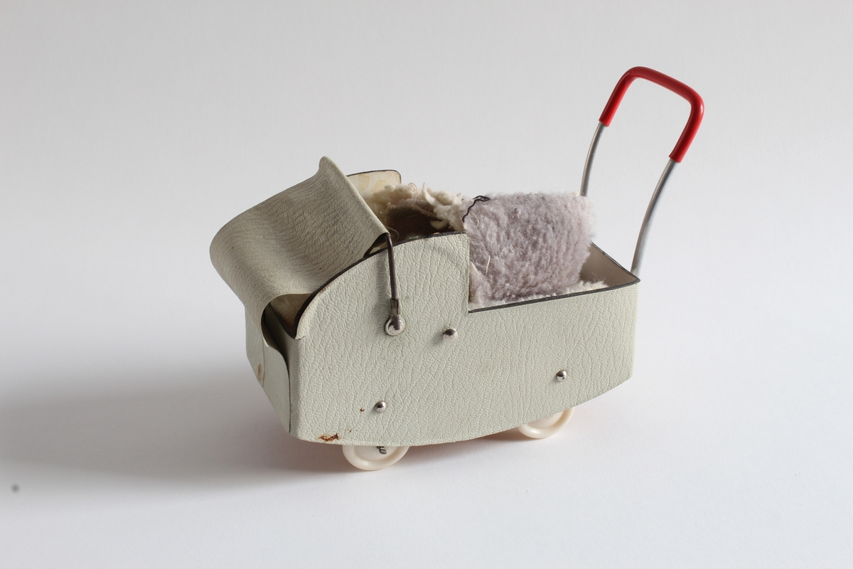 Gitt av Torill Lerdalen Hùser april 2015 til Anno Museum avdeling Kvinnemuseet. 
Dukkehuset er stort og i tre. Det har vinduer på sidene og åpen front. Består av diverse tilbehør og dukkesett. Totalt: 5 senger, bad, ei krybbe, 7 smådukker, sofa og stuemøblement, spisestue og kjøkken deler. Diverse små strikkede plagg og tepper. Hjemmesydde gardiner til vinduene. Det bærer preg av å inneholde møbler og leker fra fem tiår, og tre generasjoner som har lekt med dukkehuset. 

Hele historien som følger er skrevet ned av Torill selv bak på dukkehuset. Dukkehuset fikk Torill av sin far julen 1957 (Far: Halvard Lerdalen f.06/12.1916 Austvatn i Nord-Odal - 18.03.2010 Sand i Nord-Odal). Faren har laget dette selv. Torill ble kjempe glad når hun fikk dukkehuset. Hun hadde ønsket seg det lenge. Syntes det var så fint. Noen av møblene inne i dukkehuset har Torill snekret selv inne på sin fars verksted (Nærum Snekkerverksted, Sand i Nord-Odal). Dette er blant annet en spisestue med benk, sofa og skap. Dette snekret Torill når hun var 11 år i farens snekkerverksted. Det runde bordet med stoler i dukkehuset har Torill kjøpt for "hardt oppsparte penger". Det er kjøpt i Oslo, da Torill var hos tante Margit Otilie (Fars søster).
Torill skriver bak på dukkehuset: "Mye historie i disse gamle leker. Da var alt enkelt, og vi tok godt vare på det vi hadde. Penger var det lite av. 3/2-2013 signert Torill".
Fra undersiden av dukkehuset står det skrevet: Tonje Hùser (f.9/4.1971) også har lekt med huset. Likeså Tonjes døtre Amalie (22.04.21997) og Andrea (13.11.2003).