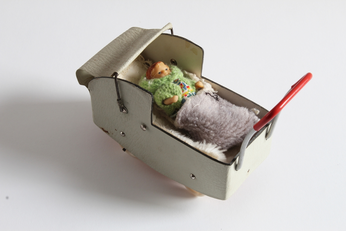 Gitt av Torill Lerdalen Hùser april 2015 til Anno Museum avdeling Kvinnemuseet. 
Dukkehuset er stort og i tre. Det har vinduer på sidene og åpen front. Består av diverse tilbehør og dukkesett. Totalt: 5 senger, bad, ei krybbe, 7 smådukker, sofa og stuemøblement, spisestue og kjøkken deler. Diverse små strikkede plagg og tepper. Hjemmesydde gardiner til vinduene. Det bærer preg av å inneholde møbler og leker fra fem tiår, og tre generasjoner som har lekt med dukkehuset. 

Hele historien som følger er skrevet ned av Torill selv bak på dukkehuset. Dukkehuset fikk Torill av sin far julen 1957 (Far: Halvard Lerdalen f.06/12.1916 Austvatn i Nord-Odal - 18.03.2010 Sand i Nord-Odal). Faren har laget dette selv. Torill ble kjempe glad når hun fikk dukkehuset. Hun hadde ønsket seg det lenge. Syntes det var så fint. Noen av møblene inne i dukkehuset har Torill snekret selv inne på sin fars verksted (Nærum Snekkerverksted, Sand i Nord-Odal). Dette er blant annet en spisestue med benk, sofa og skap. Dette snekret Torill når hun var 11 år i farens snekkerverksted. Det runde bordet med stoler i dukkehuset har Torill kjøpt for "hardt oppsparte penger". Det er kjøpt i Oslo, da Torill var hos tante Margit Otilie (Fars søster).
Torill skriver bak på dukkehuset: "Mye historie i disse gamle leker. Da var alt enkelt, og vi tok godt vare på det vi hadde. Penger var det lite av. 3/2-2013 signert Torill".
Fra undersiden av dukkehuset står det skrevet: Tonje Hùser (f.9/4.1971) også har lekt med huset. Likeså Tonjes døtre Amalie (22.04.21997) og Andrea (13.11.2003).