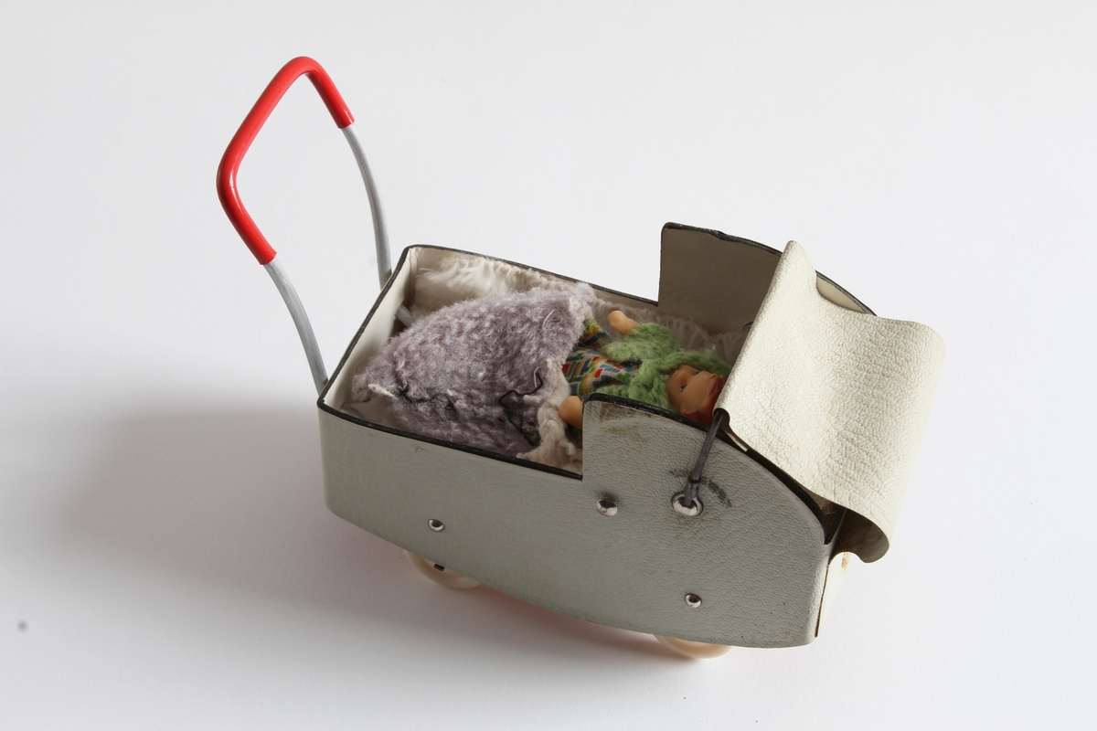 Gitt av Torill Lerdalen Hùser april 2015 til Anno Museum avdeling Kvinnemuseet. 
Dukkehuset er stort og i tre. Det har vinduer på sidene og åpen front. Består av diverse tilbehør og dukkesett. Totalt: 5 senger, bad, ei krybbe, 7 smådukker, sofa og stuemøblement, spisestue og kjøkken deler. Diverse små strikkede plagg og tepper. Hjemmesydde gardiner til vinduene. Det bærer preg av å inneholde møbler og leker fra fem tiår, og tre generasjoner som har lekt med dukkehuset. 

Hele historien som følger er skrevet ned av Torill selv bak på dukkehuset. Dukkehuset fikk Torill av sin far julen 1957 (Far: Halvard Lerdalen f.06/12.1916 Austvatn i Nord-Odal - 18.03.2010 Sand i Nord-Odal). Faren har laget dette selv. Torill ble kjempe glad når hun fikk dukkehuset. Hun hadde ønsket seg det lenge. Syntes det var så fint. Noen av møblene inne i dukkehuset har Torill snekret selv inne på sin fars verksted (Nærum Snekkerverksted, Sand i Nord-Odal). Dette er blant annet en spisestue med benk, sofa og skap. Dette snekret Torill når hun var 11 år i farens snekkerverksted. Det runde bordet med stoler i dukkehuset har Torill kjøpt for "hardt oppsparte penger". Det er kjøpt i Oslo, da Torill var hos tante Margit Otilie (Fars søster).
Torill skriver bak på dukkehuset: "Mye historie i disse gamle leker. Da var alt enkelt, og vi tok godt vare på det vi hadde. Penger var det lite av. 3/2-2013 signert Torill".
Fra undersiden av dukkehuset står det skrevet: Tonje Hùser (f.9/4.1971) også har lekt med huset. Likeså Tonjes døtre Amalie (22.04.21997) og Andrea (13.11.2003).