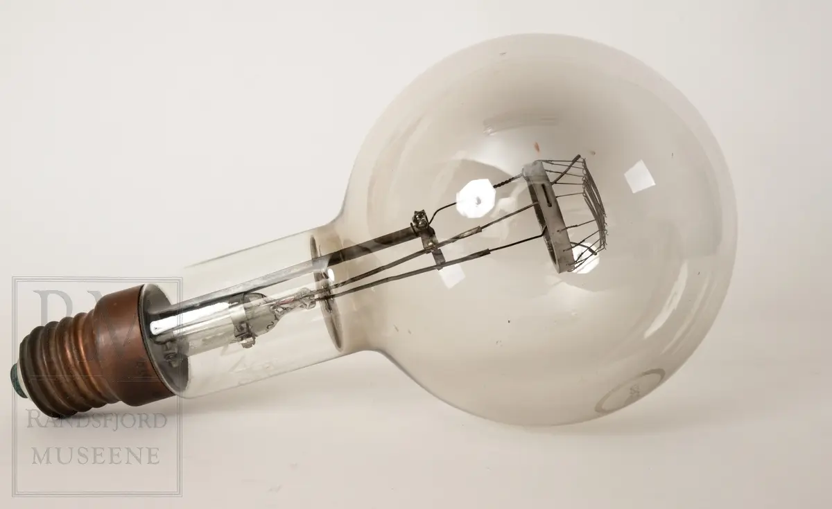Samlingen består av fotoapparat med tilhørende studioutstyr og utstyr for glassplater. Tilhørende arkivmateriale etter Nielsen i Opplandsarkivet avd. Hadeland Folkemuseum.