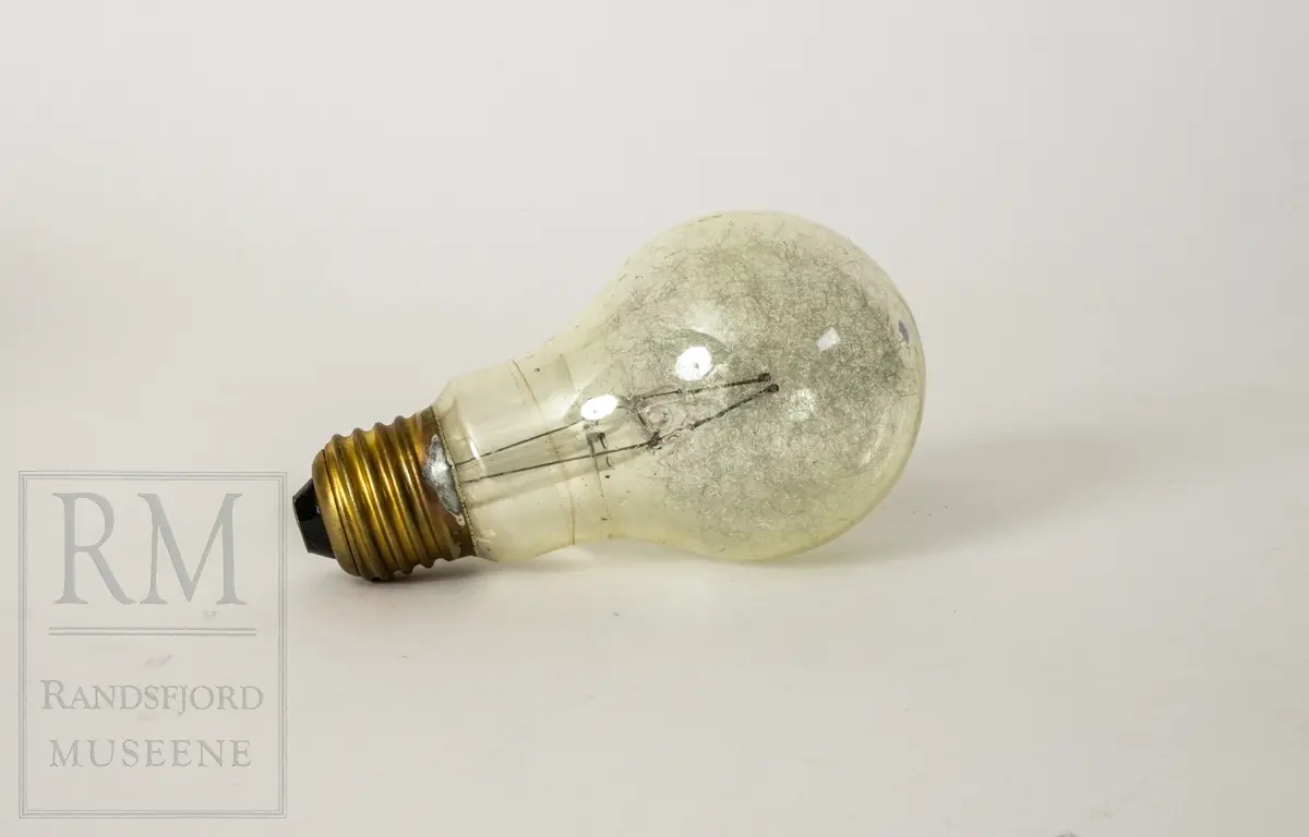 Samlingen består av fotoapparat med tilhørende studioutstyr og utstyr for glassplater. Tilhørende arkivmateriale etter Nielsen i Opplandsarkivet avd. Hadeland Folkemuseum.