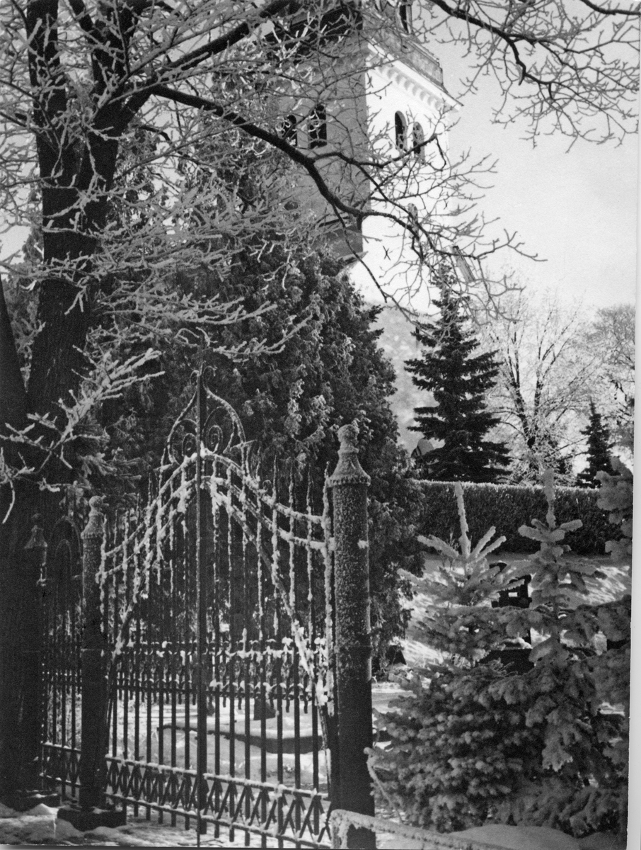 Köpings Kyrka grinden vid kyrkogården en vinterdag.