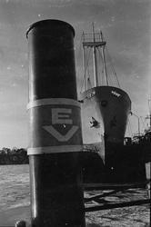 Ekensbergs varv 1970. Bakom skorstenen på bogserbåten EKENSB