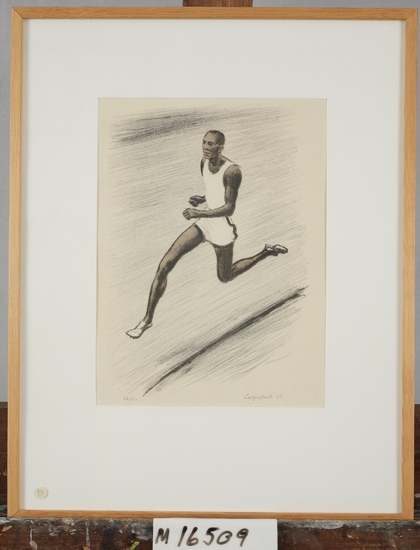 Litografi. 
Den mörkhyade löparen syns närmast sväva över stybben från höger 
till vänster, klädd i vit tröja och vita byxor med svartbruna revärer.