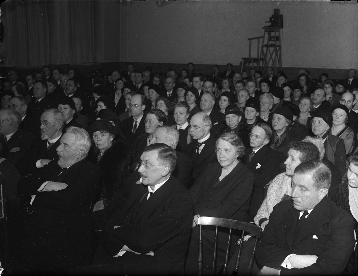 "Vacker femtioårsfest" - Uppsala arbetarinstitut firar 50-årsjubileum, åhörare i samlingssalen, KFUM-borgen, Uppsala 1933