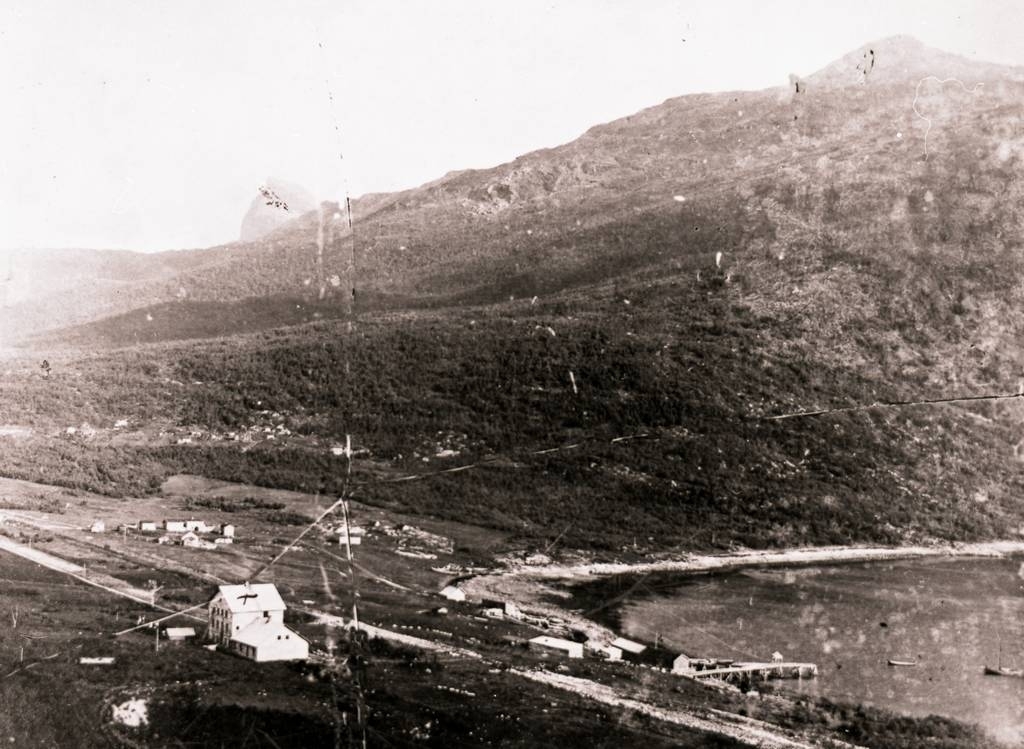 Viktoriahavn - Det engelske anlegget Stenhuset.  Husklyngen bak er gamle Narvik. Spredt bebyggelse på Oscarsborg.