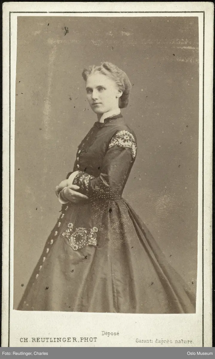 portrett, kvinne, operasangerinne, stående knefigur