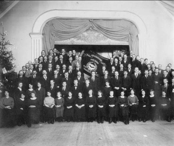 FCTF:s Karlsborgsavd. Omkring 1925, julfest på godtemplarlokalen (teaterbio). Byggnaden revs sommaren 1998.