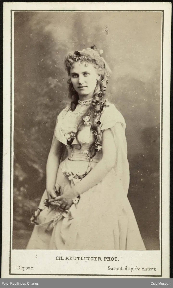 portrett, kvinne, operasangerinne, rollebilde, Ophelia i "Hamlet", stående halvfigur, kostyme