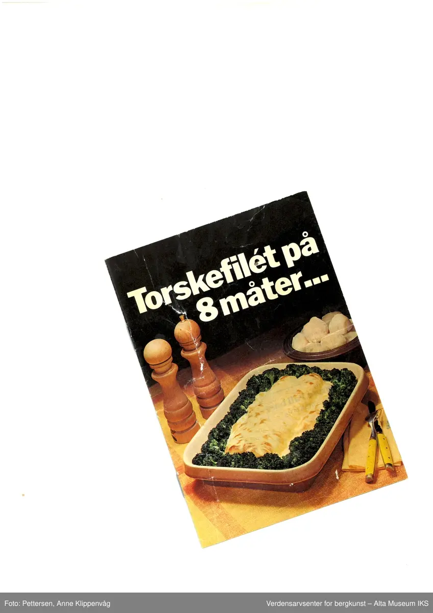 Samling av matoppskrifter klippet fra ukeblad.
Perm med plastlommer. 
Motiv: dampende gryte.