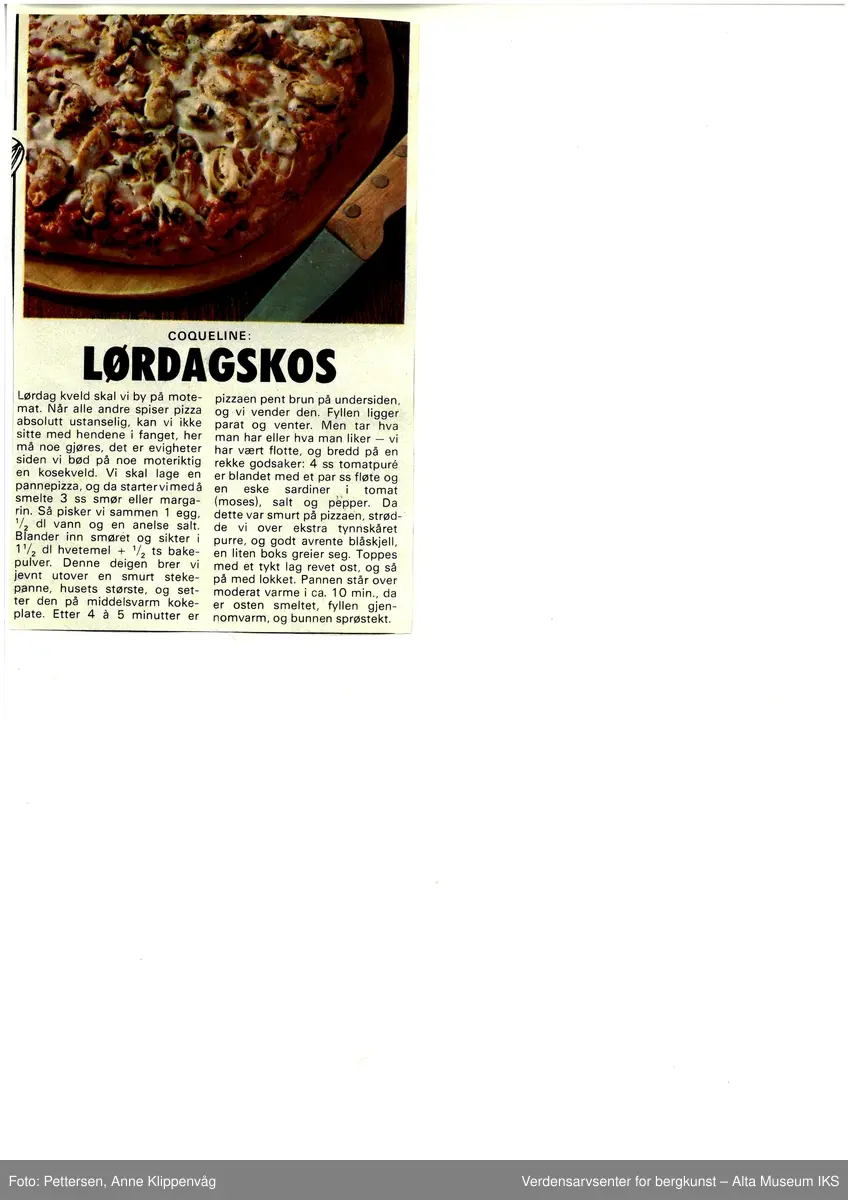 Samling av matoppskrifter klippet fra ukeblad.
Perm med plastlommer. 
Motiv: dampende gryte.