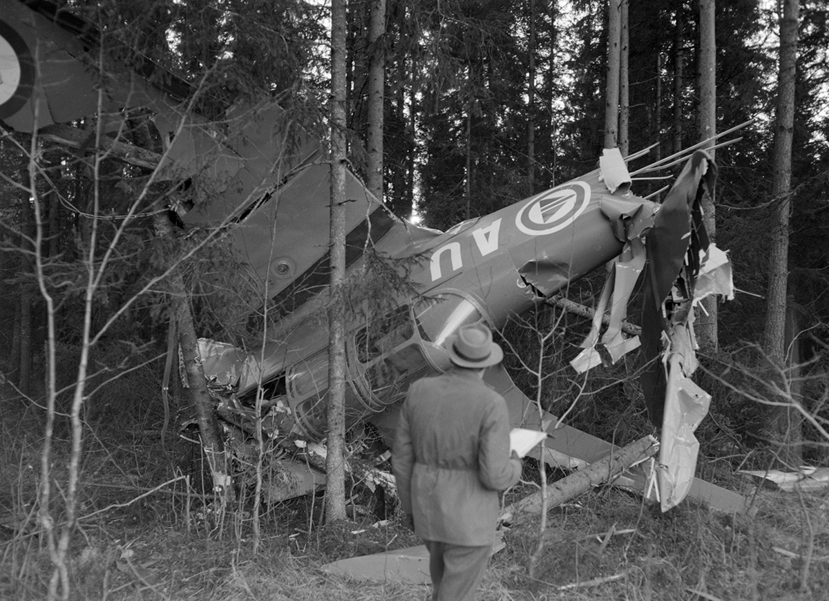 Flyulykke, Hamar Flyplass, Stavsberg. Fairchild militærfly, 01.12.1951. Flyet ble tatt av sterk vind under landing. Flyet kom fra Eggemoen og ble ført av instruktør Nandor Zichy. Han slapp fra uhellet med mindre skader. Flyhavarikommisjon.