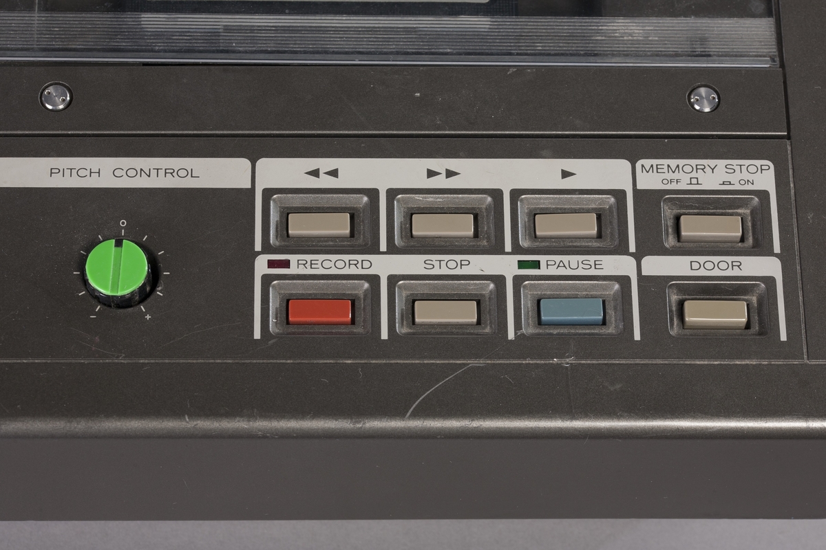 4-spors analog båndopptaker med Dolby B støyreduksjon. Inneholder ekko og andre effekter. Simul-Sync hode muliggjør playback og opptak samtidig. Portastudioet har individuell EQ og panorering for hver kanal.