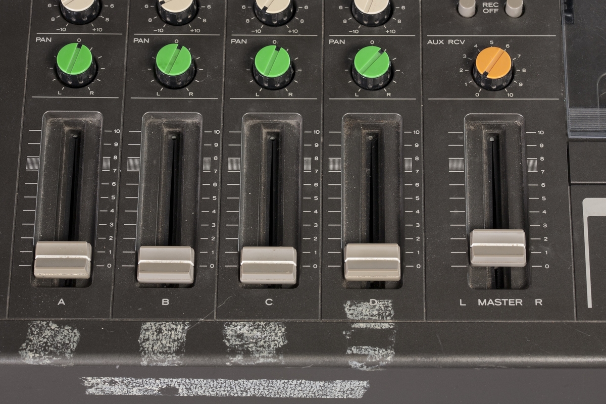 4-spors analog båndopptaker med Dolby B støyreduksjon. Inneholder ekko og andre effekter. Simul-Sync hode muliggjør playback og opptak samtidig. Portastudioet har individuell EQ og panorering for hver kanal.